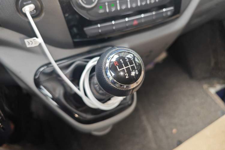 Used Foton Toano 2023 Joy Elephant Multi-Function Model Cummins 2.8T Manual Transmission Long Wheelbase Mid-Roof Design Rear Single Tire—Available in 5/6/7/9-Seater Configurations Gear Lever