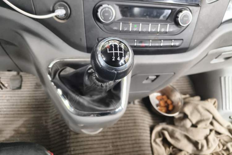 Used Foton Toano 2023 Joy Elephant Multi-Function 2.0T Manual Long-Wheelbase Mid-Roof Model with Single Rear Tire Available in 5/6/7/9-Seater Configurations Gear Lever