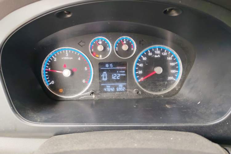 Used Foton Toano 2023 2.8T Manual Jixiang Van Long Wheelbase Mid-Roof Design with Rear Dual Tires 3-Seater Instrument Cluster