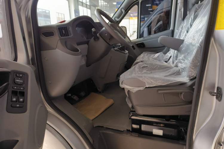 Used Foton Toano 2023 2.0T Manual Jixiang Van Long Wheelbase Mid-Height Rear Single Tire 3-Seater Interior 2