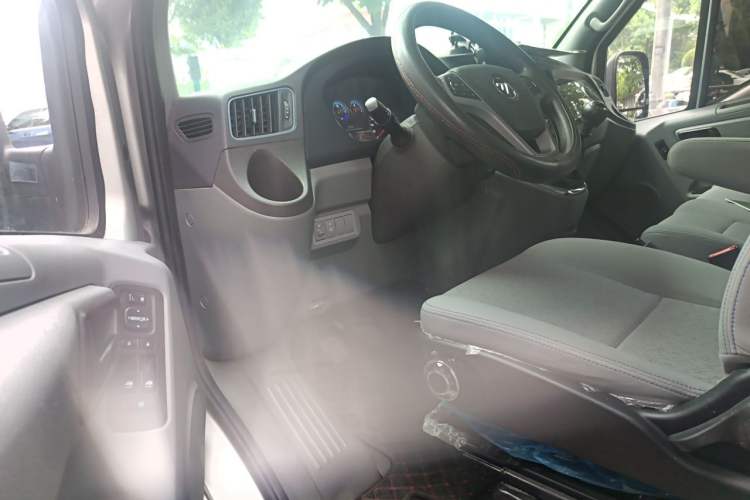 Used Foton Toano 2023 Joy Elephant Multi-Function 2.0T Manual Long-Wheelbase Mid-Roof Model with Single Rear Tire Available in 5/6/7/9-Seater Configurations Interior 3