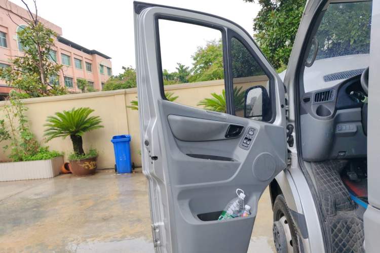 Used Foton Toano 2023 2.8T Manual Jixiang Van Long Wheelbase Mid-Roof Design with Rear Dual Tires 3-Seater Left Front Door Interior