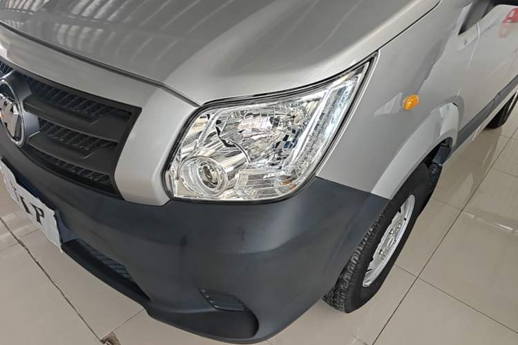 Used Foton Toano 2023 Urban Edition Multi-Function 2.0T Manual Short Wheelbase Mid-Roof Rear Single Tire – Available in 5/6/9-Seater Configurations Left Front Headlight