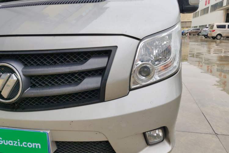 Used Foton Toano 2023 2.8T Manual Jixiang Van Long Wheelbase Mid-Roof Design with Rear Dual Tires 3-Seater Left Front Headlight