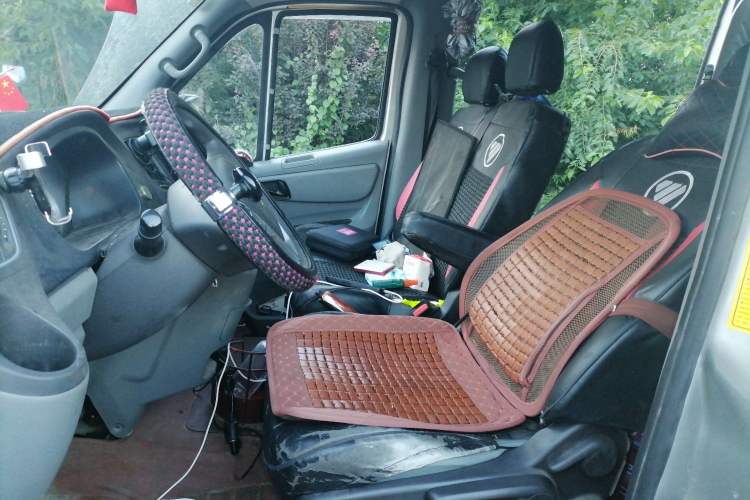 Used Foton Toano 2023 Joy Elephant Multi-Function 2.0T Manual Long-Wheelbase Mid-Roof Model with Single Rear Tire Available in 5/6/7/9-Seater Configurations Left Front Seat