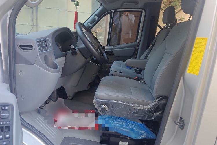 Used Foton Toano 2023 Joy Elephant Multi-Function 2.0T Manual Long-Wheelbase Mid-Roof Model with Single Rear Tire Available in 5/6/7/9-Seater Configurations Left Front Seat