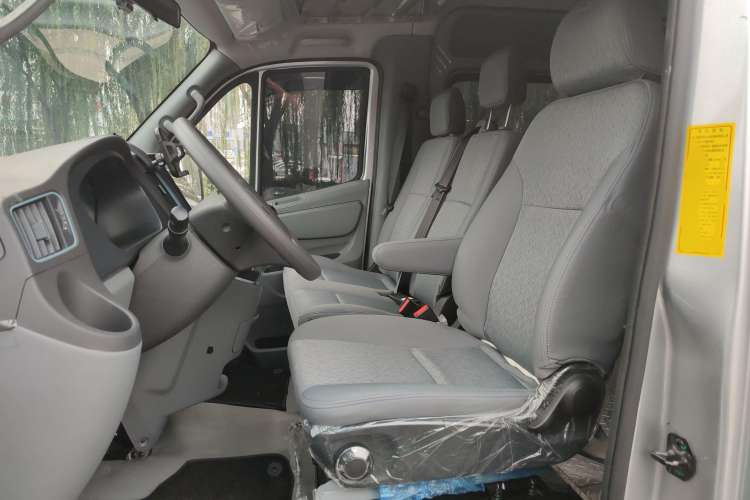 Used Foton Toano 2023 Joy Elephant Multi-Function 2.0T Manual Long-Wheelbase Mid-Roof Model with Single Rear Tire Available in 5/6/7/9-Seater Configurations Left Front Seat
