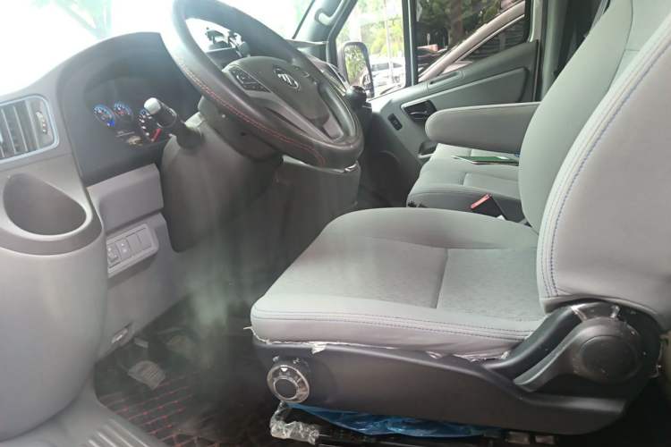 Used Foton Toano 2023 Joy Elephant Multi-Function 2.0T Manual Long-Wheelbase Mid-Roof Model with Single Rear Tire Available in 5/6/7/9-Seater Configurations Left Front Seat