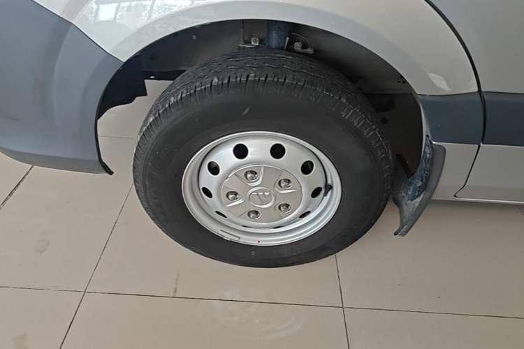Used Foton Toano 2023 Urban Edition Multi-Function 2.0T Manual Short Wheelbase Mid-Roof Rear Single Tire – Available in 5/6/9-Seater Configurations Left Front Wheel Hub