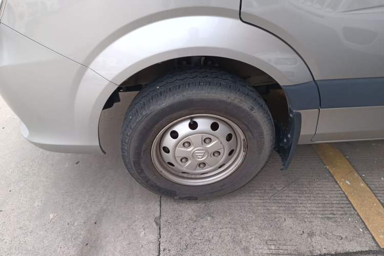 Used Foton Toano 2023 Joy Elephant Multi-Function 2.0T Manual Long-Wheelbase Mid-Roof Model with Single Rear Tire Available in 5/6/7/9-Seater Configurations Left Front Wheel Hub