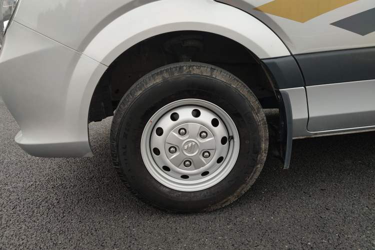 Used Foton Toano 2023 Joy Elephant Multi-Function 2.0T Manual Long-Wheelbase Mid-Roof Model with Single Rear Tire Available in 5/6/7/9-Seater Configurations Left Front Wheel Hub