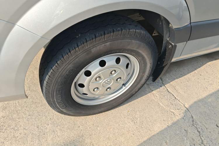 Used Foton Toano 2023 2.0T Automatic Jixiang Long-Wheelbase Mid-Height Rear Single Tire 7/9-Seater Left Front Wheel Hub