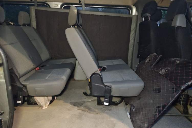 Used Foton Toano 2023 2.0T Automatic Jixiang Multi-Function Long-Wheelbase Mid-Height Rear Single Tire – Available in 6/7/9-Seater Configurations Left Rear Seat