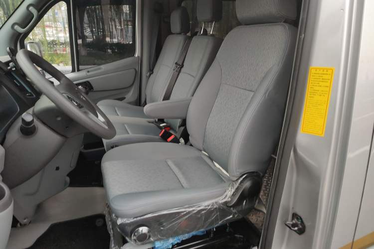 Used Foton Toano 2023 Joy Elephant Multi-Function 2.0T Manual Long-Wheelbase Mid-Roof Model with Single Rear Tire Available in 5/6/7/9-Seater Configurations Left Rear Seat