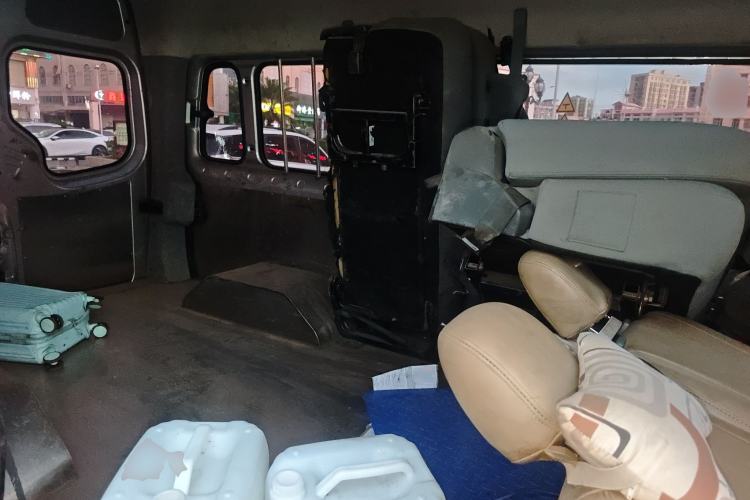 Used Foton Toano 2023 Cummins 2.8T Manual Jixiang Multi-Function Long-Wheelbase Mid-Roof Model with Rear Dual Tires Available in 7/9-Seater Configurations Left Rear Seat