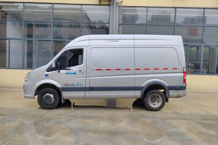 Used Foton Toano 2023 2.8T Manual Jixiang Van Long Wheelbase Mid-Roof Design with Rear Dual Tires 3-Seater Left Side