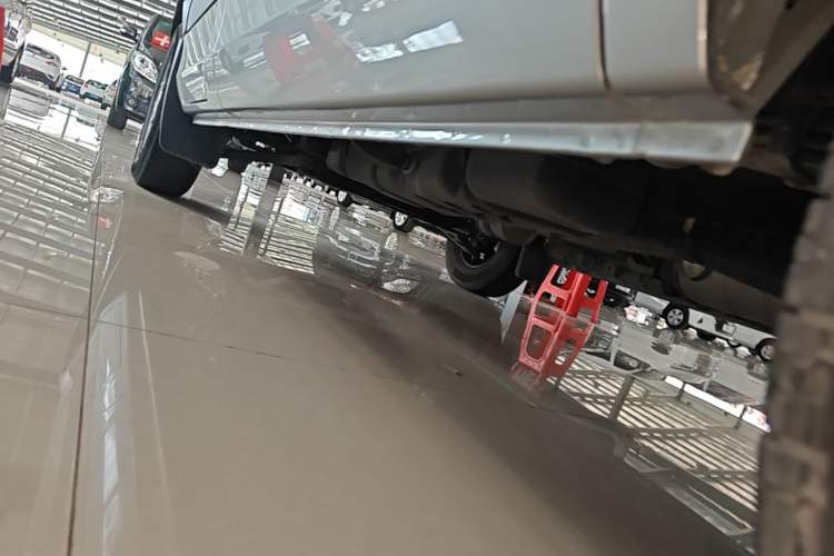 Used Foton Toano 2023 Urban Edition Multi-Function 2.0T Manual Short Wheelbase Mid-Roof Rear Single Tire – Available in 5/6/9-Seater Configurations Left Side Sill