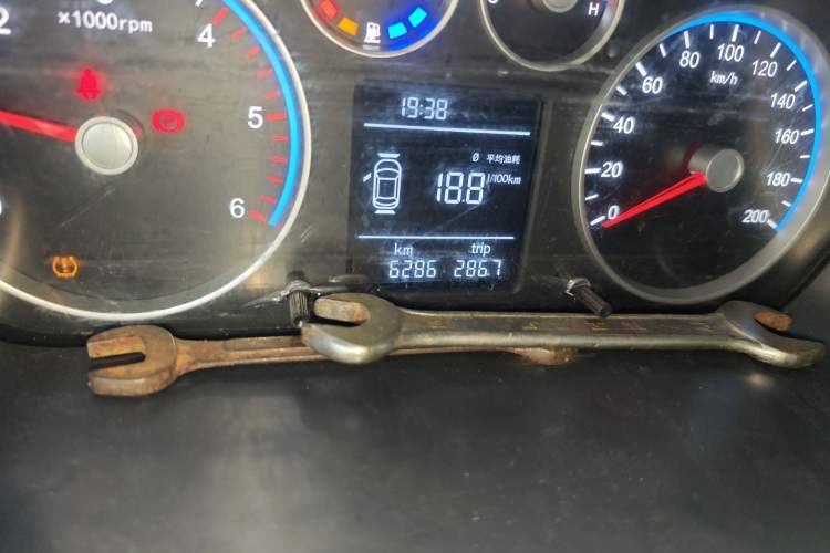 Used Foton Toano 2023 2.8T Manual Jixiang Van Extended Wheelbase Mid-Height Roof Rear Dual Tires 3-Seater Odometer Close Up