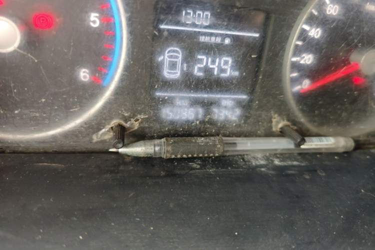 Used Foton Toano 2023 2.0T Manual Jixiang Long-Wheelbase Mid-Top Single Rear Tire 7/9-Seater Professional Edition Odometer Close Up