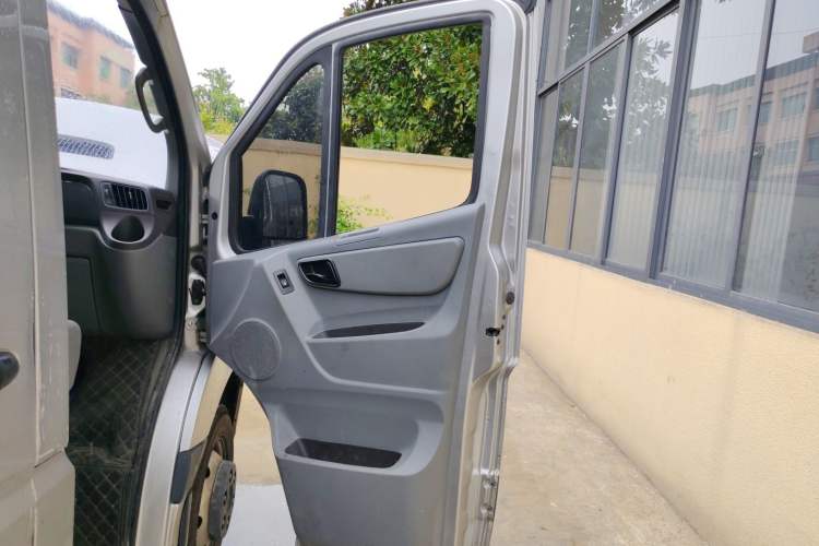 Used Foton Toano 2023 2.8T Manual Jixiang Van Long Wheelbase Mid-Roof Design with Rear Dual Tires 3-Seater Right Front Door Interior
