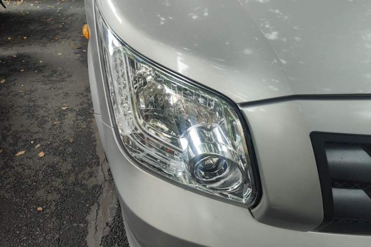 Used Foton Toano 2023 2.8T Manual Jixiang Long Wheelbase Mid-Top with Rear Dual Tires 7/9 Seats Right Front Headlight