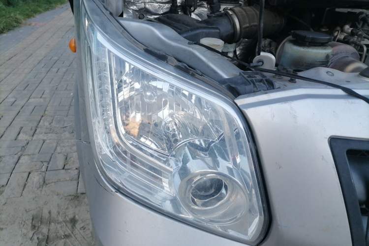 Used Foton Toano 2023 Joy Elephant Multi-Function 2.0T Manual Long-Wheelbase Mid-Roof Model with Single Rear Tire Available in 5/6/7/9-Seater Configurations Right Front Headlight