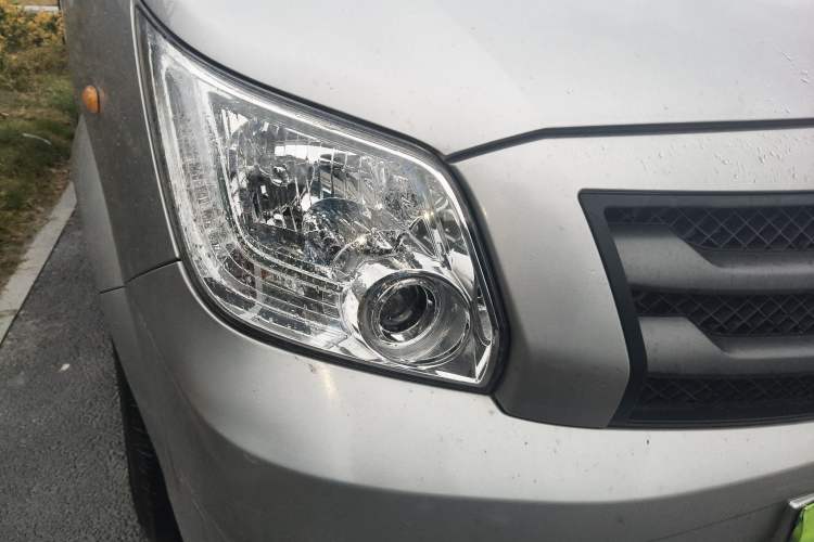 Used Foton Toano 2023 Joy Elephant Multi-Function 2.0T Manual Long-Wheelbase Mid-Roof Model with Single Rear Tire Available in 5/6/7/9-Seater Configurations Right Front Headlight