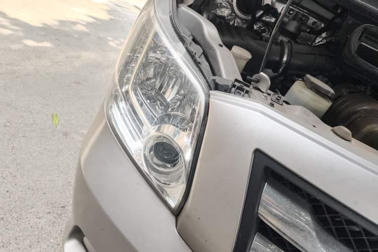 Used Foton Toano 2023 2.0T Automatic Jixiang Multi-Function Long-Wheelbase Mid-Height Rear Single Tire – Available in 6/7/9-Seater Configurations Right Front Headlight