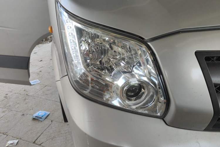 Used Foton Toano 2023 2.5T Manual Jixiang Long Wheelbase Mid-Top with Dual Rear Tires 7/9-Seater Right Front Headlight