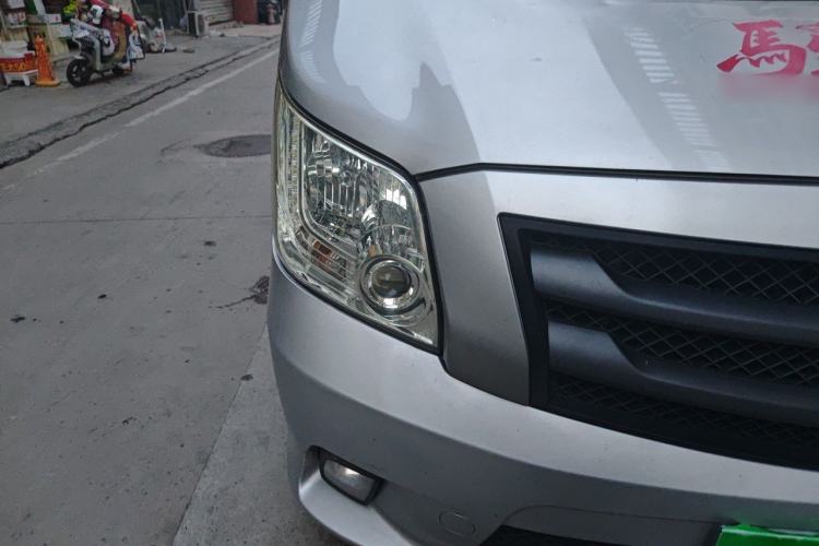 Used Foton Toano 2023 Joy Elephant Multi-Function Model Cummins 2.8T Manual Transmission Long Wheelbase Mid-Roof Design Rear Single Tire—Available in 5/6/7/9-Seater Configurations Right Front Headlight