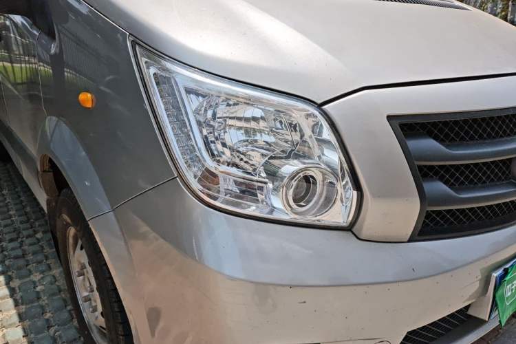 Used Foton Toano 2023 Joy Elephant Multi-Function 2.0T Manual Long-Wheelbase Mid-Roof Model with Single Rear Tire Available in 5/6/7/9-Seater Configurations Right Front Headlight