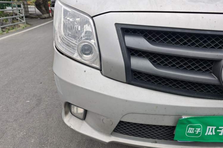 Used Foton Toano 2023 2.0T Manual Jixiang Long-Wheelbase Mid-Top Single Rear Tire 7/9-Seater Professional Edition Right Front Headlight