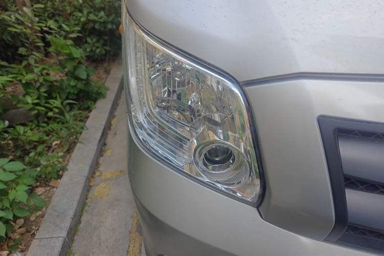 Used Foton Toano 2023 Joy Elephant Multi-Function 2.0T Manual Long-Wheelbase Mid-Roof Model with Single Rear Tire Available in 5/6/7/9-Seater Configurations Right Front Headlight