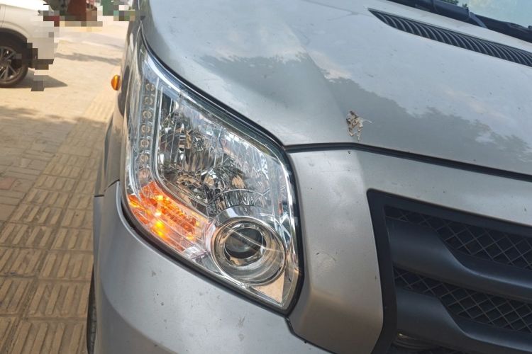 Used Foton Toano 2023 Joy Elephant Multi-Function 2.0T Manual Long-Wheelbase Mid-Roof Model with Single Rear Tire Available in 5/6/7/9-Seater Configurations Right Front Headlight