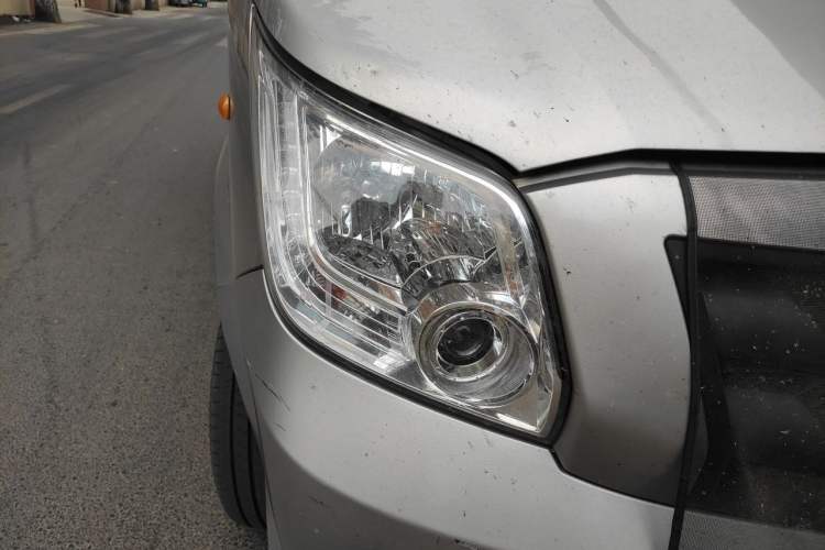 Used Foton Toano 2023 Cummins 2.8T Manual Jixiang Multi-Function Long-Wheelbase Mid-Roof Model with Rear Dual Tires Available in 7/9-Seater Configurations Right Front Headlight