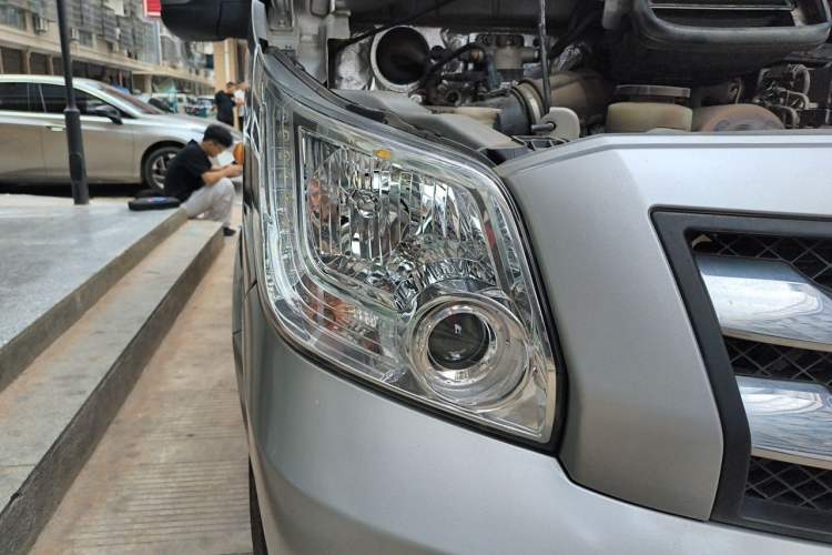 Used Foton Toano 2023 2.0T Automatic Urban Edition Short Wheelbase Mid-Height Design with Single Rear Tire—Available in 5/6/9-Seater Configurations Right Front Headlight