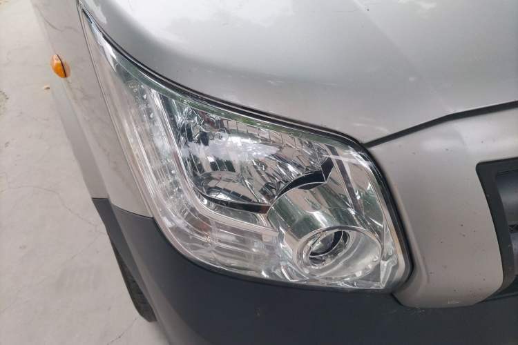 Used Foton Toano 2023 2.0T Manual Urban Version Short Wheelbase Low Roof with Single Rear Tire Available in 5/6/9-Seater Configurations Right Front Headlight