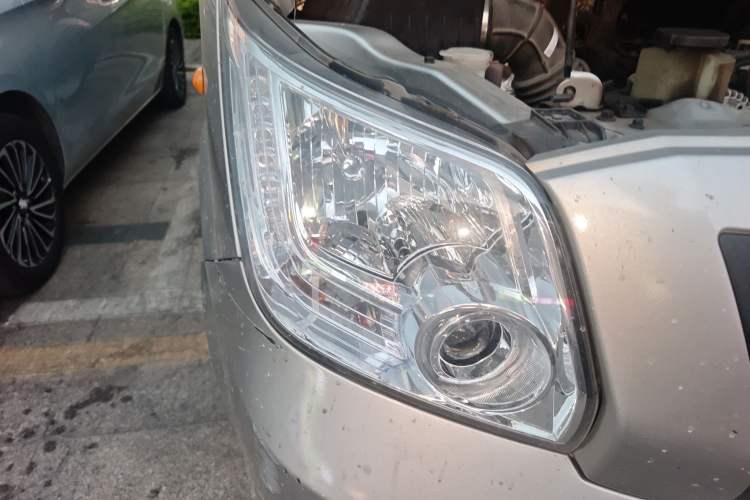 Used Foton Toano 2023 Cummins 2.8T Manual Jixiang Multi-Function Long-Wheelbase Mid-Roof Model with Rear Dual Tires Available in 7/9-Seater Configurations Right Front Headlight