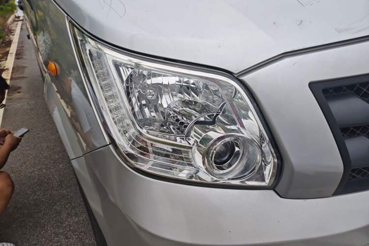 Used Foton Toano 2023 Joy Elephant Van 2.0T Manual Long Wheelbase Mid-Roof Design Rear Single Tire 3-Seater Right Front Headlight