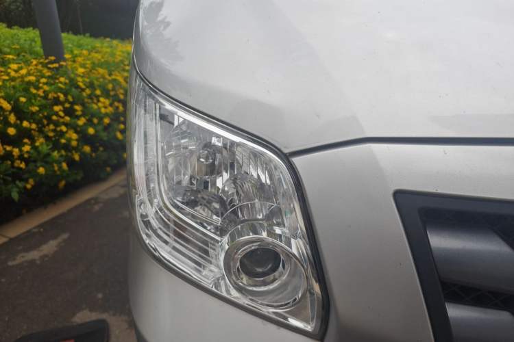 Used Foton Toano 2023 Joy Elephant Multi-Function Model Cummins 2.8T Manual Transmission Long Wheelbase Mid-Roof Design Rear Single Tire—Available in 5/6/7/9-Seater Configurations Right Front Headlight