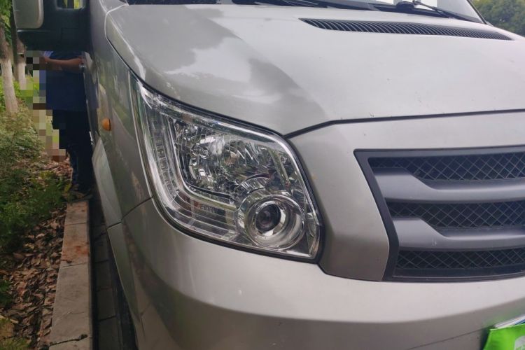 Used Foton Toano 2023 Joy Elephant Multi-Function 2.0T Manual Long-Wheelbase Mid-Roof Model with Single Rear Tire Available in 5/6/7/9-Seater Configurations Right Front Headlight