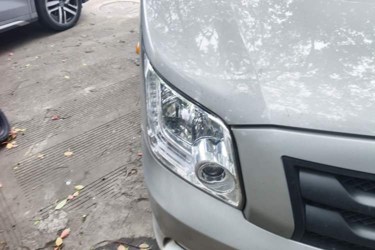 Used Foton Toano 2023 Joy Elephant Multi-Function 2.0T Manual Long-Wheelbase Mid-Roof Model with Single Rear Tire Available in 5/6/7/9-Seater Configurations Right Front Headlight