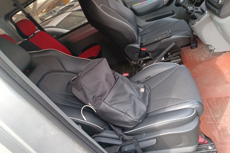 Used Foton Toano 2023 Joy Elephant Multi-Function 2.0T Manual Long-Wheelbase Mid-Roof Model with Single Rear Tire Available in 5/6/7/9-Seater Configurations Right Front Seat