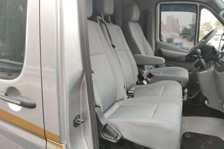 Used Foton Toano 2023 Joy Elephant Multi-Function 2.0T Manual Long-Wheelbase Mid-Roof Model with Single Rear Tire Available in 5/6/7/9-Seater Configurations Right Front Seat
