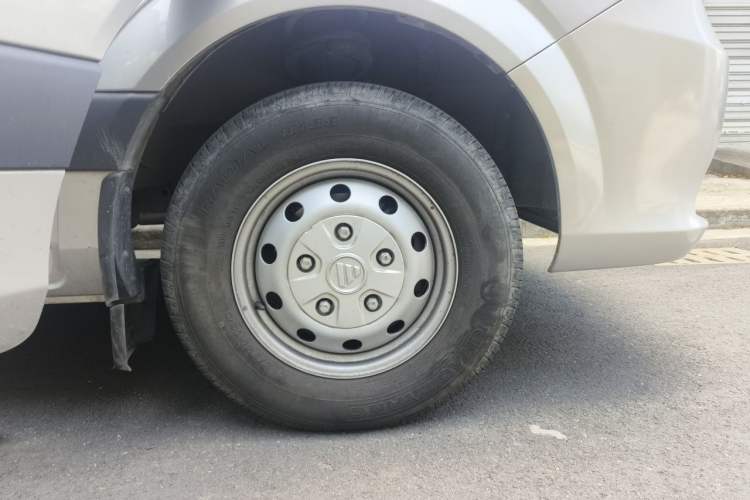 Used Foton Toano 2023 2.0T Manual Jixiang Long Wheelbase Ultra-High Roof with Single Rear Tire 7/9 Seats Right Front Wheel Hub