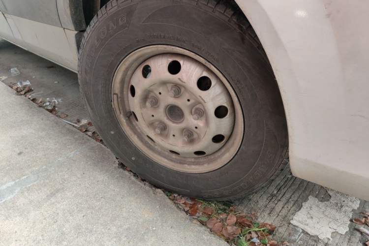 Used Foton Toano 2023 2.8T Manual Jixiang Long Wheelbase Mid-Top Rear Single Tire 7/9-Seater Right Front Wheel Hub