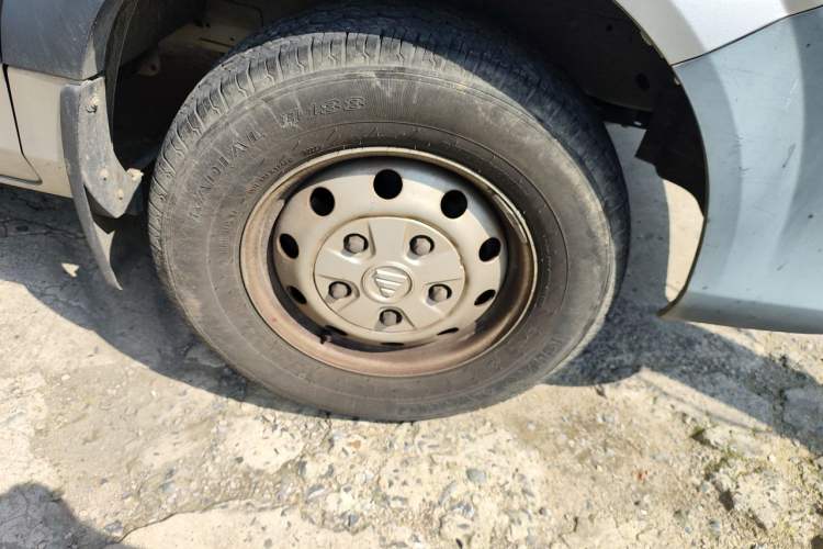 Used Foton Toano 2023 2.0T Manual Urban Version Short Wheelbase Mid-Height Design with Single Rear Tire—5/6/9 Seater Right Front Wheel Hub