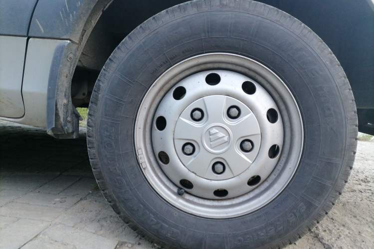 Used Foton Toano 2023 Joy Elephant Multi-Function 2.0T Manual Long-Wheelbase Mid-Roof Model with Single Rear Tire Available in 5/6/7/9-Seater Configurations Right Front Wheel Hub