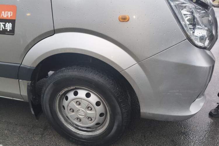 Used Foton Toano 2023 Joy Elephant Multi-Function 2.0T Manual Long-Wheelbase Mid-Roof Model with Single Rear Tire Available in 5/6/7/9-Seater Configurations Right Front Wheel Hub