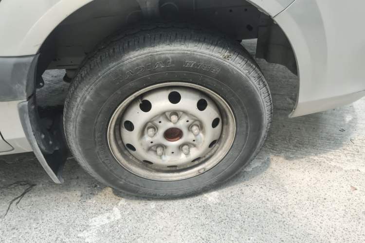 Used Foton Toano 2023 2.0T Automatic Jixiang Multi-Function Long-Wheelbase Mid-Height Rear Single Tire – Available in 6/7/9-Seater Configurations Right Front Wheel Hub